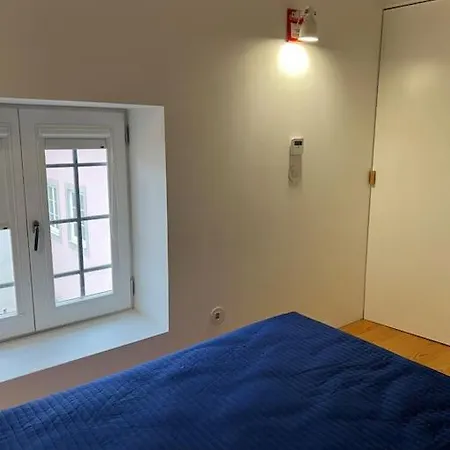 Get Bindings And Books On Duplex Apartment Porto